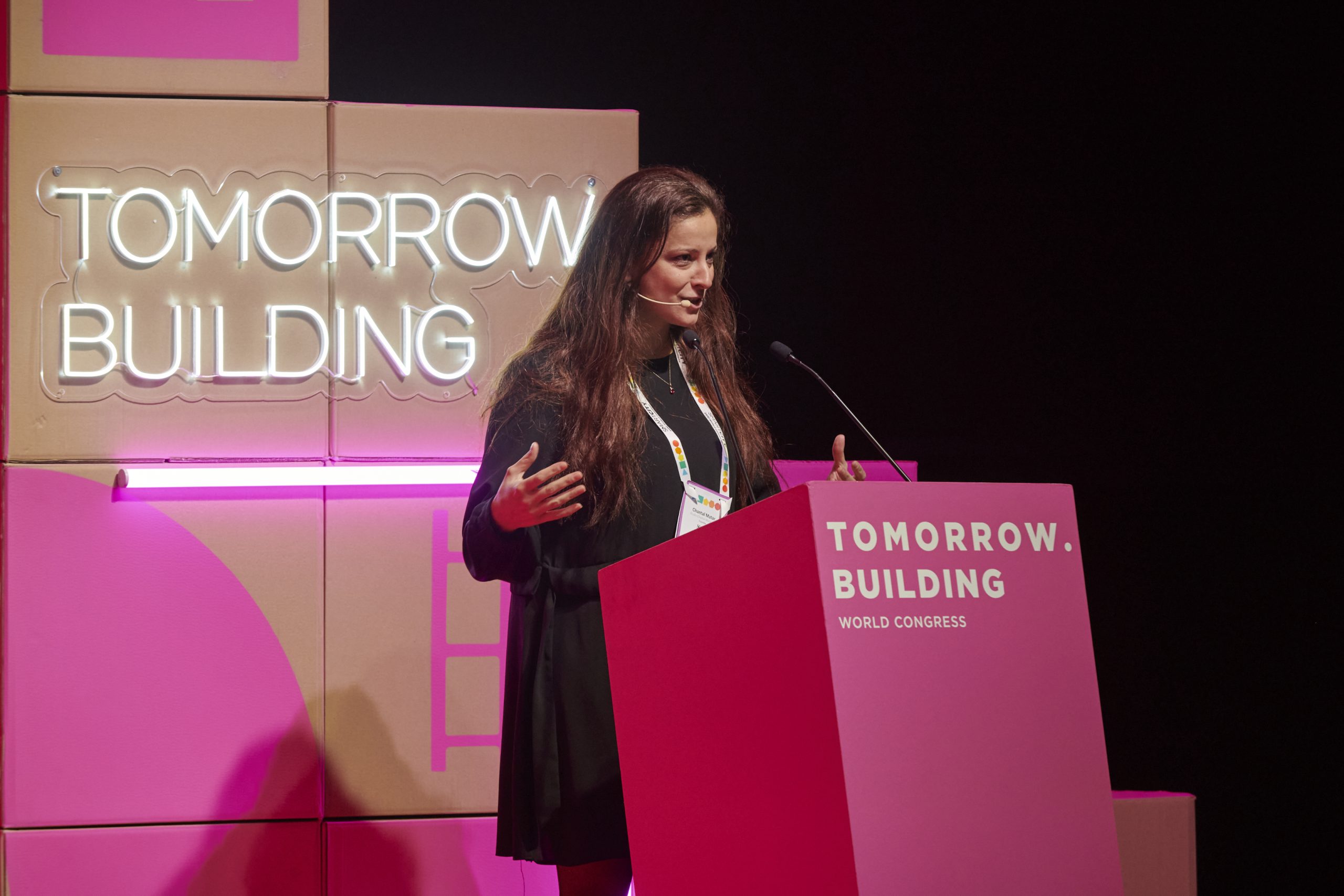 Designing with Artificial Intelligence: Bridging Creativity and Immersion