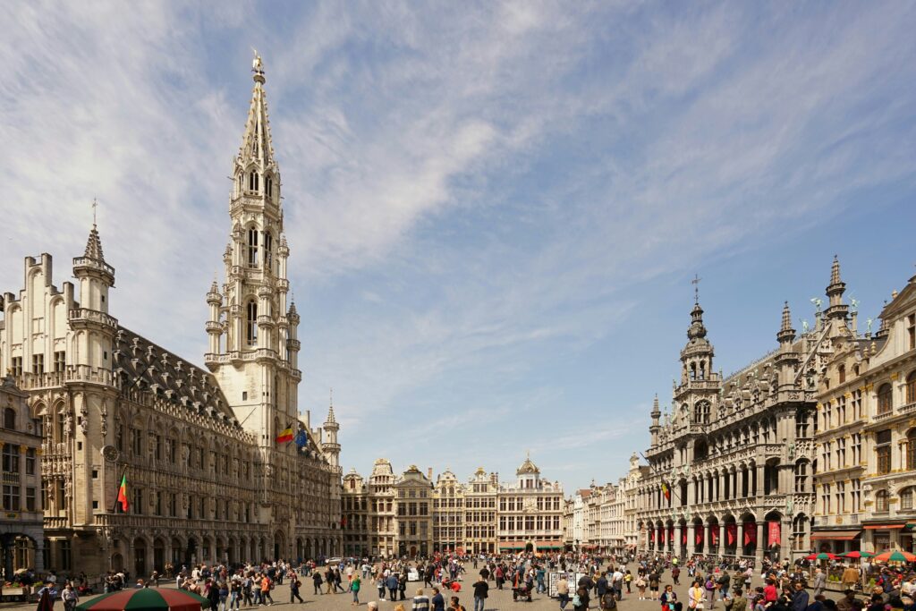 Tourists on board: navigating the impacts of tourism on public transport systems