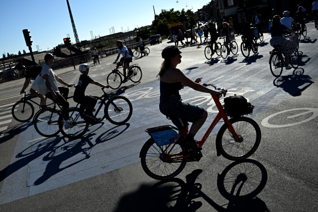 Nudging cities forward: the behavioural science shaping sustainable mobility 