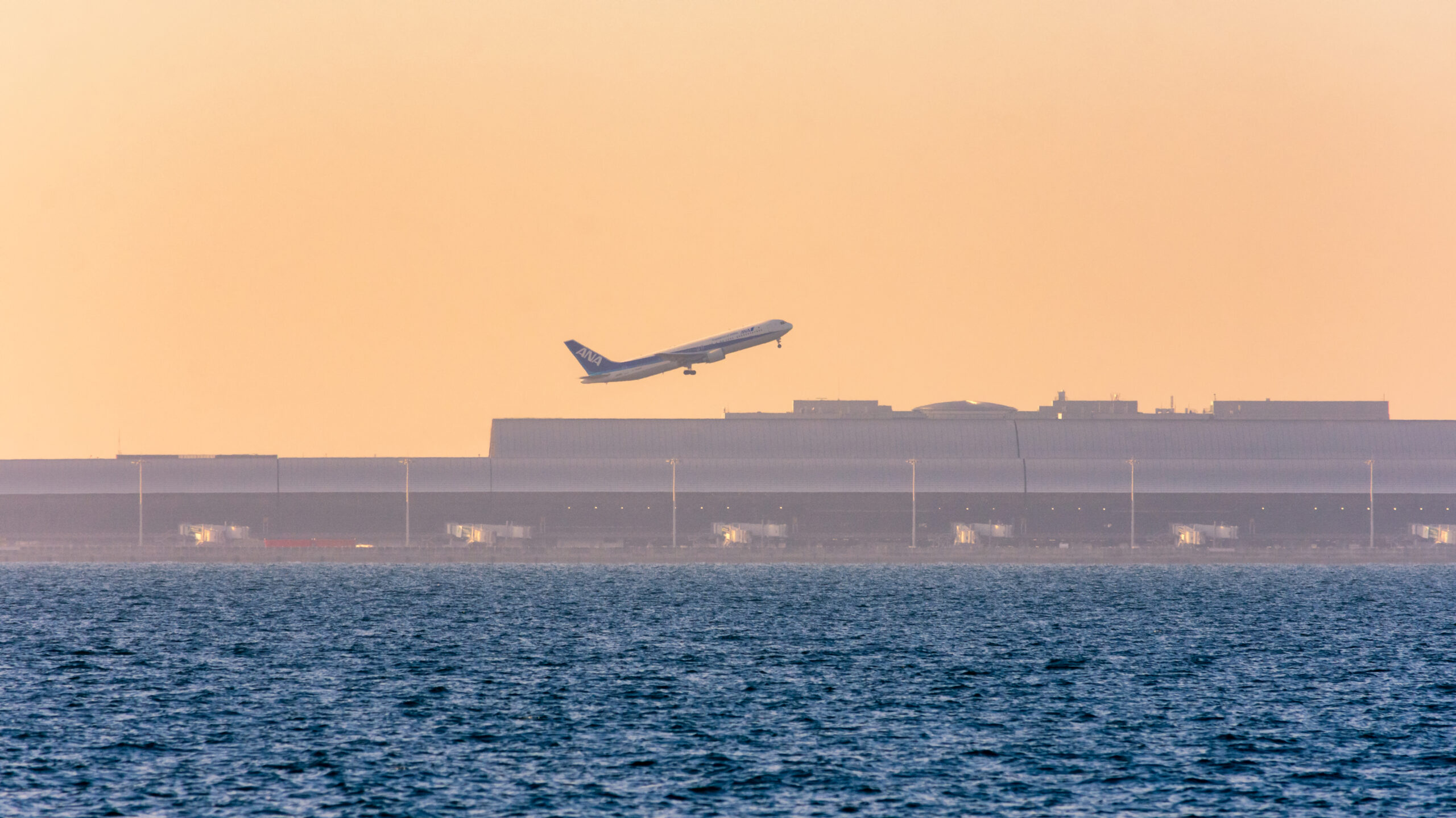 El Aeropuerto de Kansai lucha por no hundirse en el mar
