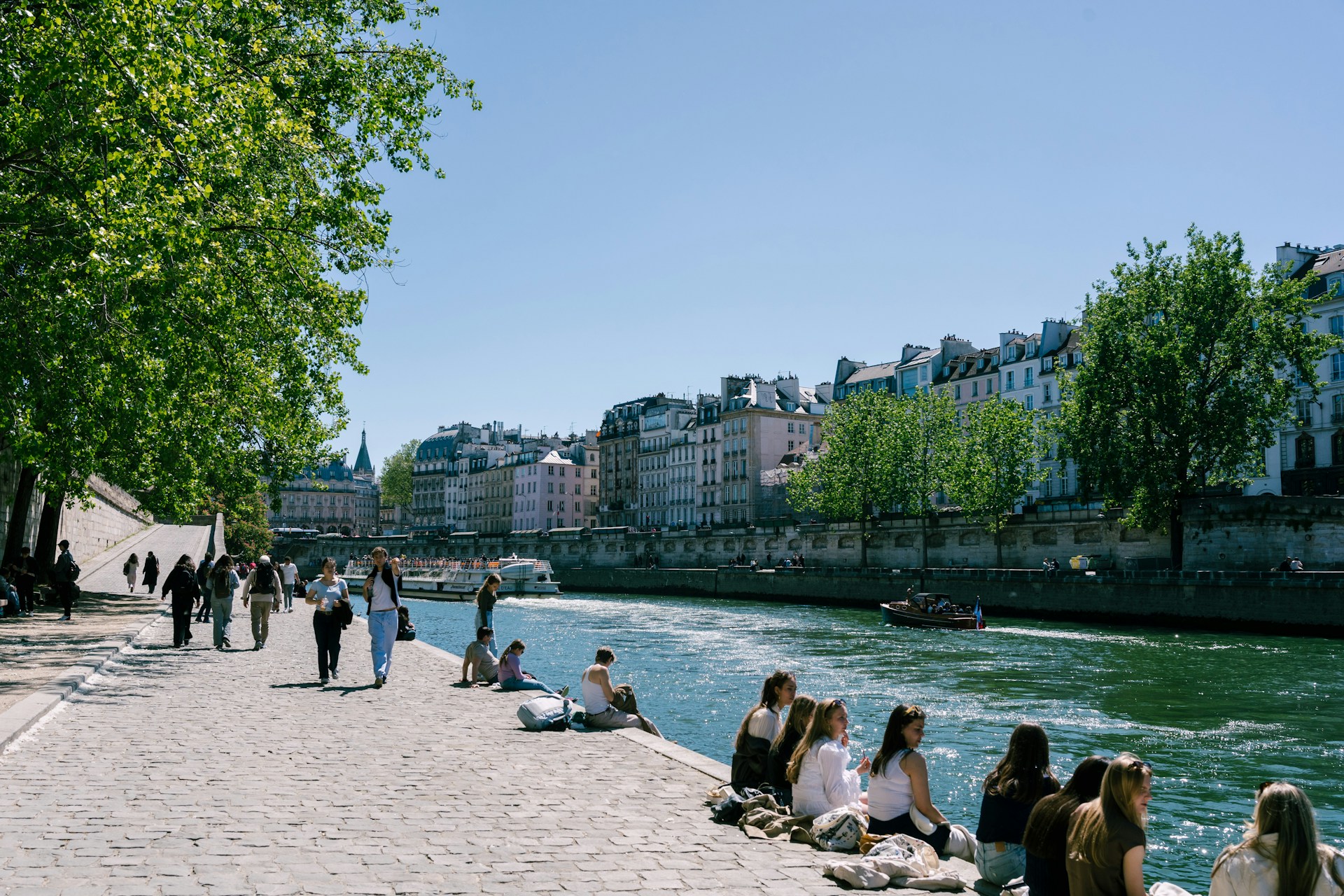 How does Paris’s centralized district cooling system work?